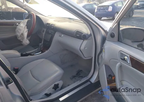 2001 Mercedes-Benz C 240 z USA, uszkodzony, nr VIN WDBRF61J61F080966